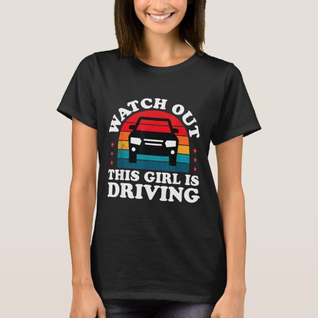 Camiseta Watch Out This Girl Is Driving Funny New Driver Gi (Frente)