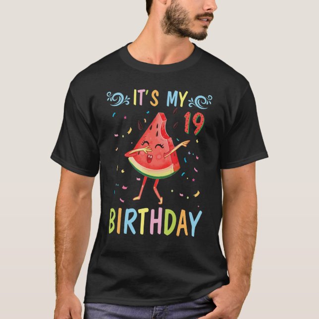 Camiseta Watermelon Dabbing feliz comigo aos 19 anos É M (Frente)