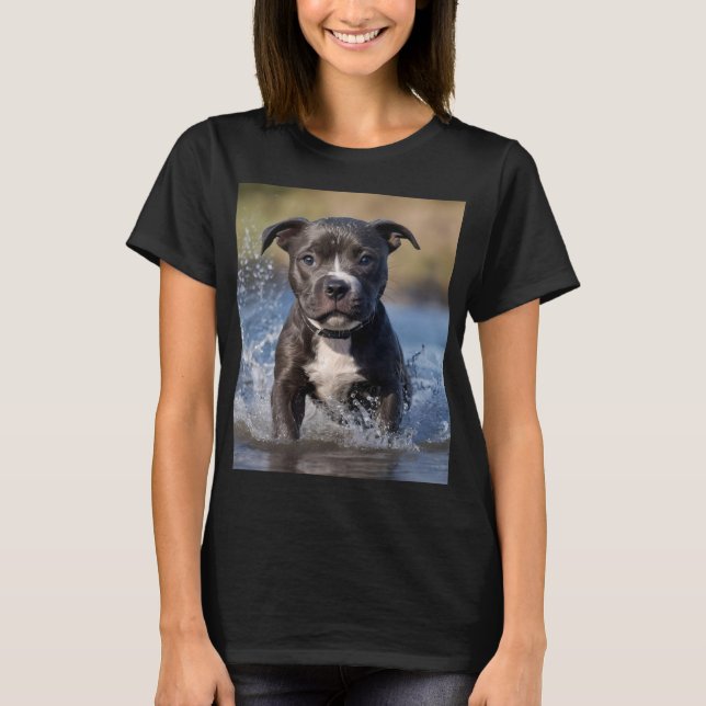 Camiseta "Wave Chaser: A Staffy Puppy at Play in the Ocean" (Frente)