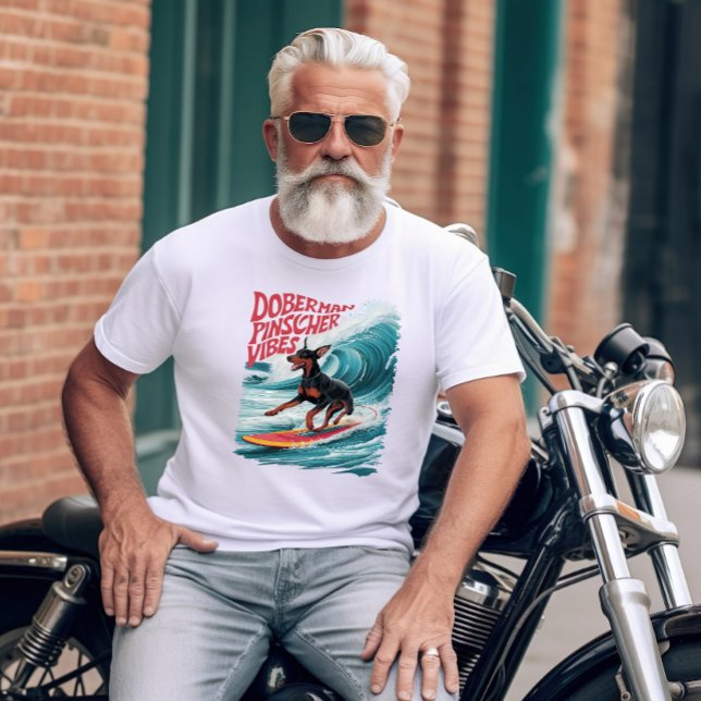 Camiseta Wave Rider: Cachorro Doberman Pinscher Surfando em (Criador carregado)