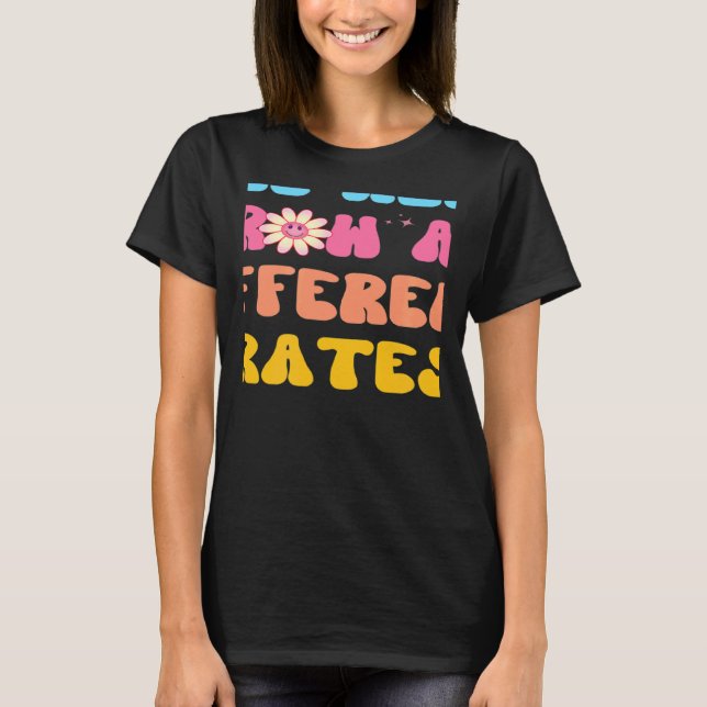 Camiseta We All Grow At Different Rates SPED Teacher Groovy (Frente)