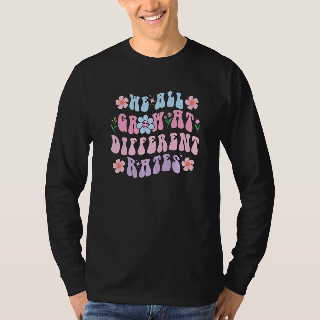 Camiseta We All Grow At Different Rates SPED Teacher Groovy (Frente)