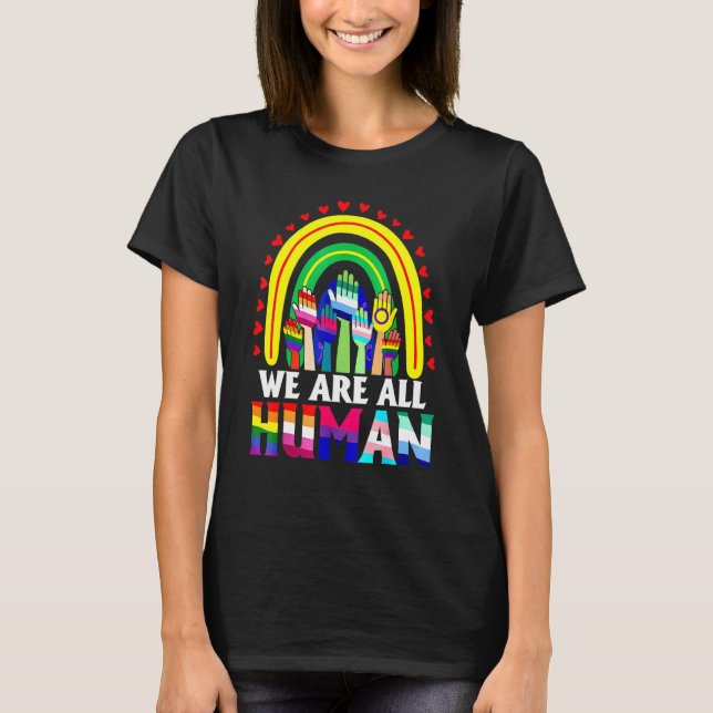 Camiseta We Are All Human Rainbow Hand LGBT LGBTQ (Frente)