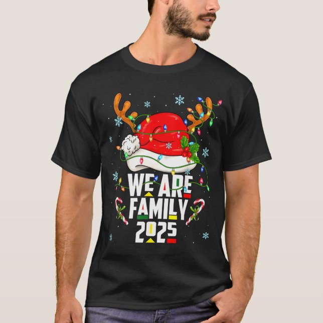 Camiseta We Are Family 2025 Black Christmas Tree Santa Pjs  (Frente)