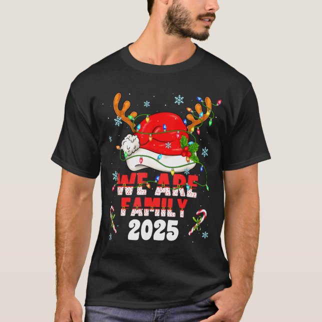 Camiseta We Are Family 2025 Christmas Tree Santa Pjs Group  (Frente)