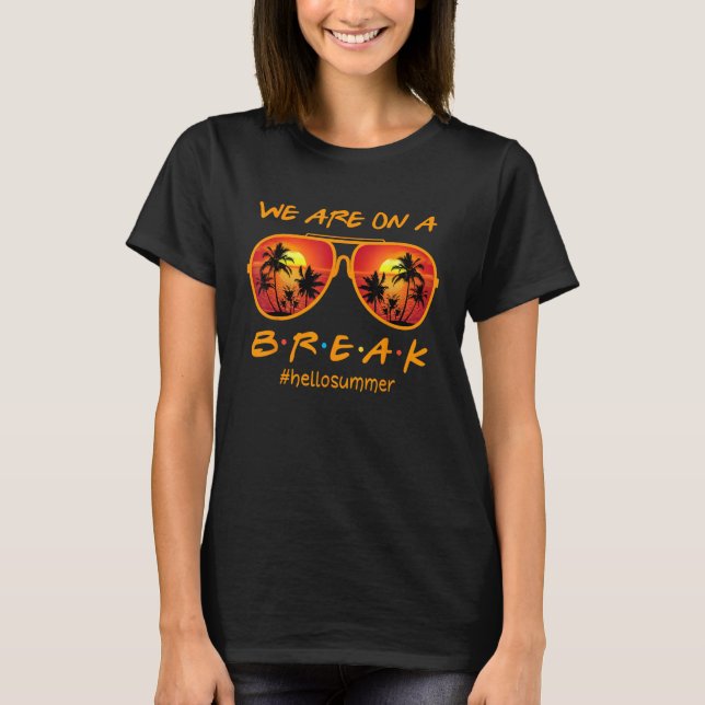 Camiseta We Are On A Break Hello Summer Rainbow Sunglasses  (Frente)