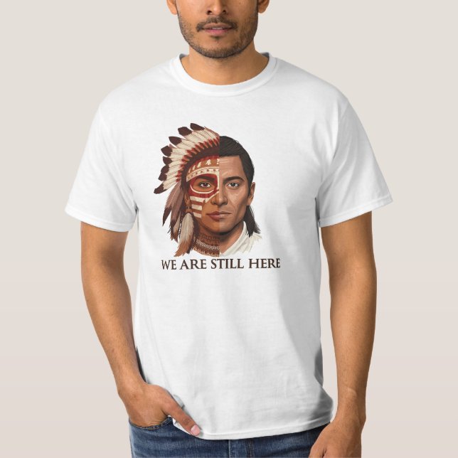 Camiseta We Are Still Here – Indigenous Peoples’ Day Design (Frente)