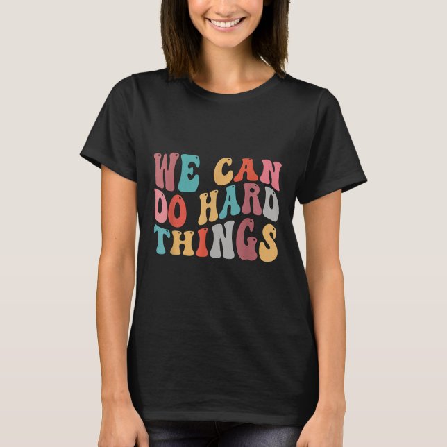 Camiseta We Can Do Hard Things Groovy Retro Motivational Qu (Frente)