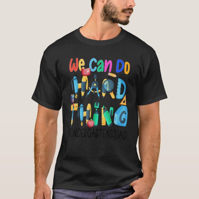 Camiseta We Can Do Hard Things   Kindergarten Squad (Frente)