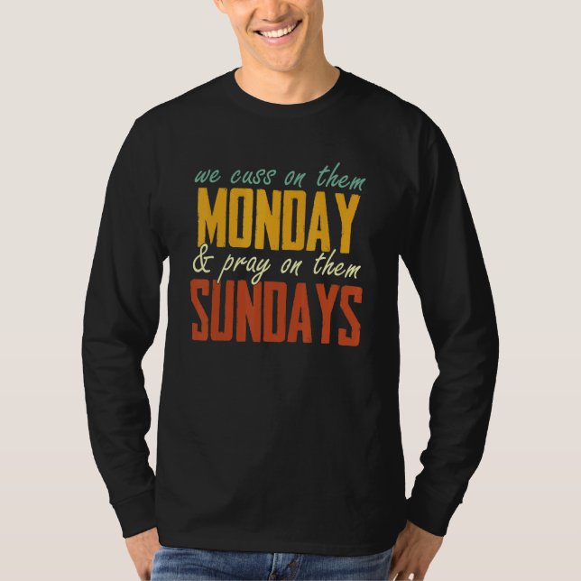 Camiseta We Cuss On Them Monday & Pray On Them Sundays   (Frente)