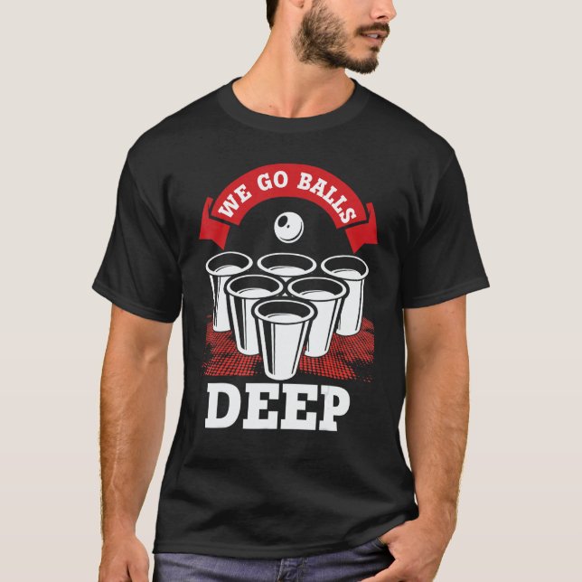 Camiseta We Go Balls Deep Beer Pong College Drinking Party (Frente)