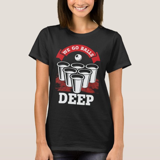 Camiseta We Go Balls Deep Beer Pong College Drinking Party (Frente)