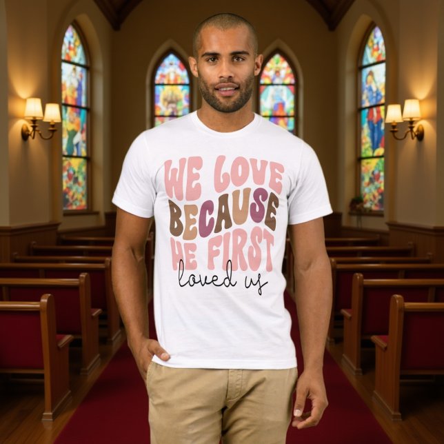 Camiseta We Love Because He First Loved Us Pastel Tee (Criador carregado)