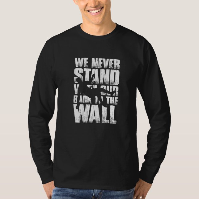 Camiseta We Never Stand With Our Back To The Wall Mountaine (Frente)