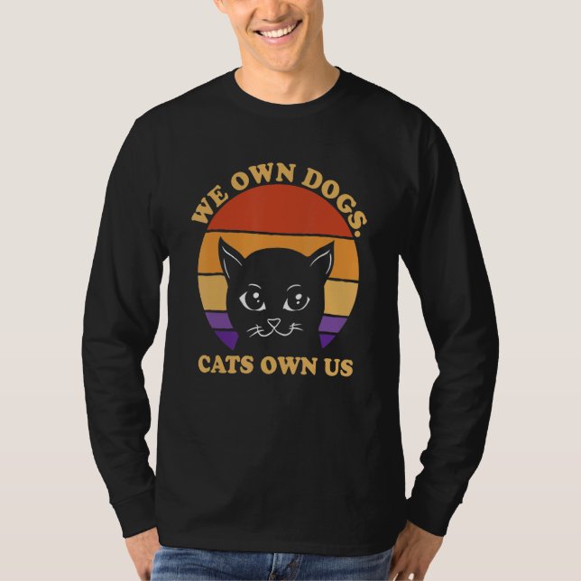 Camiseta We Own Dogs Cats Own Us Cat Lover Sayings Kitten Q (Frente)