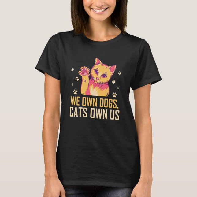 Camiseta We Own Dogs Cats Own Us Cat Lover Sayings Kitten Q (Frente)