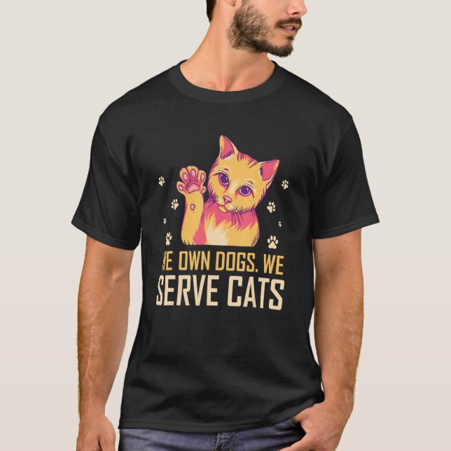 Camiseta We Own Dogs We Serve Cats Funny Cat Mom Humor Cat  (Frente)