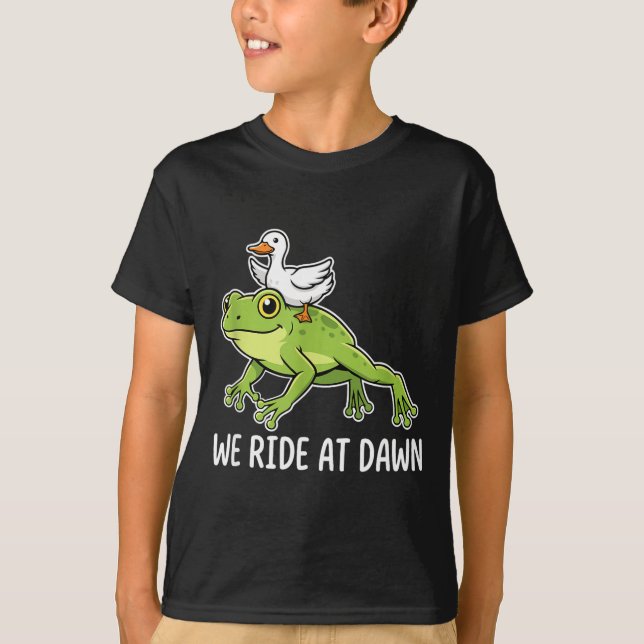 Camiseta We Ride At Dawn Funny Duck Riding Frog Chaotic Ani (Frente)