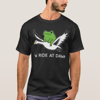 Camiseta We Ride At Dawn Funny Frog Riding Goose Meme Anima