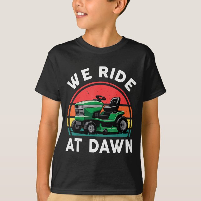 Camiseta We Ride At Dawn Riding Lawn Mower Toddler Funny Mo (Frente)
