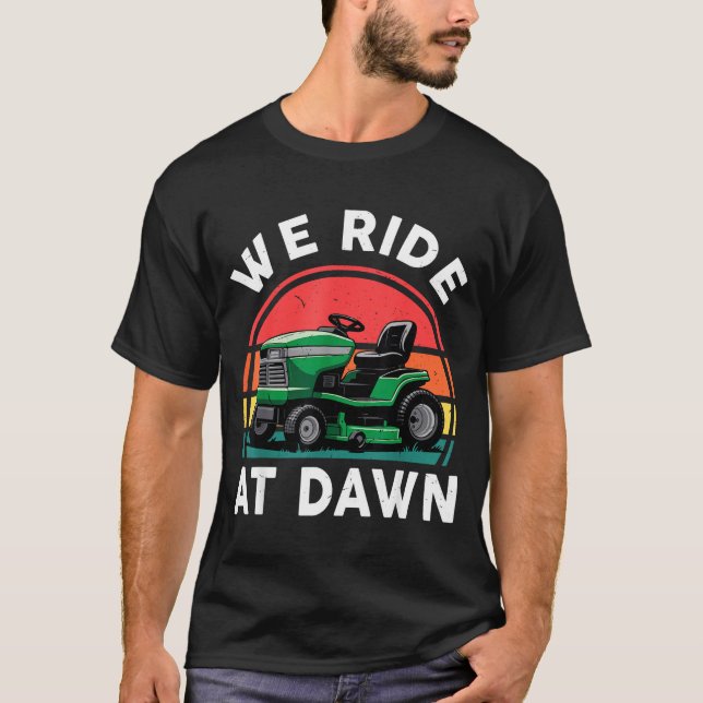 Camiseta We Ride At Dawn Riding Lawn Mower Toddler Funny Mo (Frente)