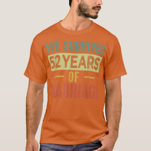 Camiseta We Survived 52 Years Of Marriage Couple 52nd Anniv