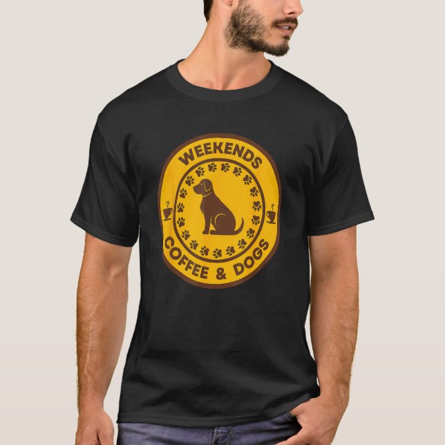 Camiseta Weekends Coffee And Dogs Caffeine Puppy (Frente)