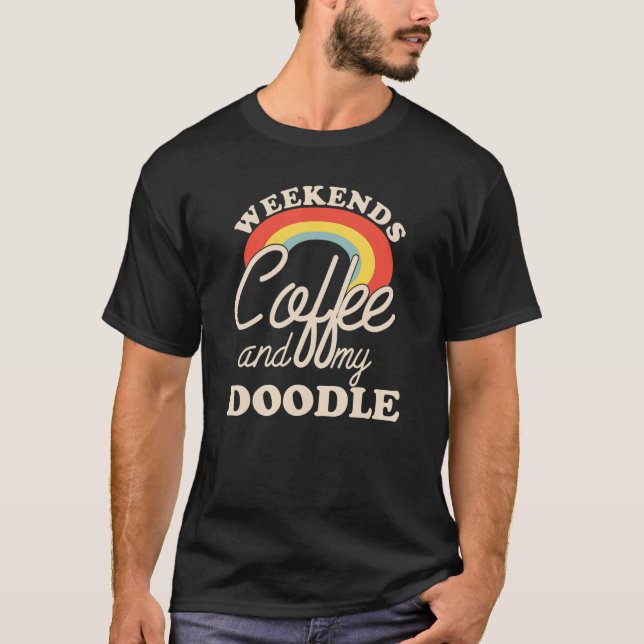 Camiseta Weekends Coffee And My Doodle Goldendoodle Labrado (Frente)