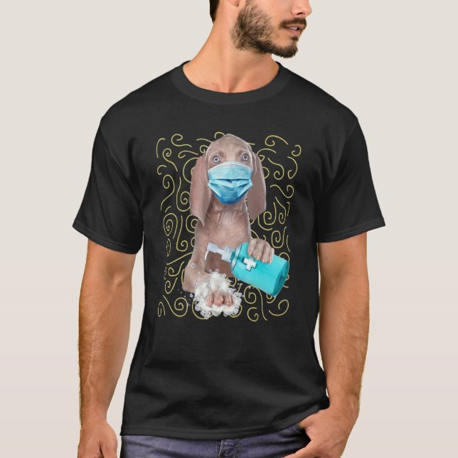 Camiseta Weimaraner Desta Vez Vestindo Máscara E Lavando Mã (Frente)