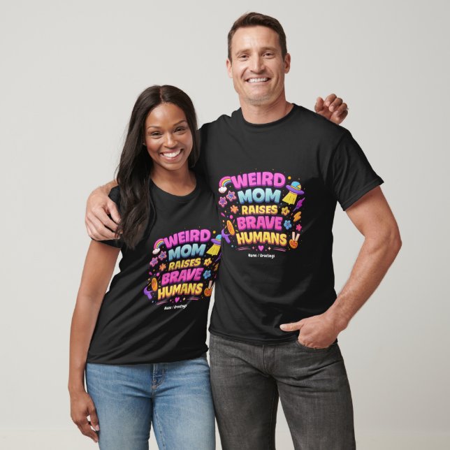 Camiseta  Weird Mom Raises Brave Humans Funny Parenting  (Unissex)