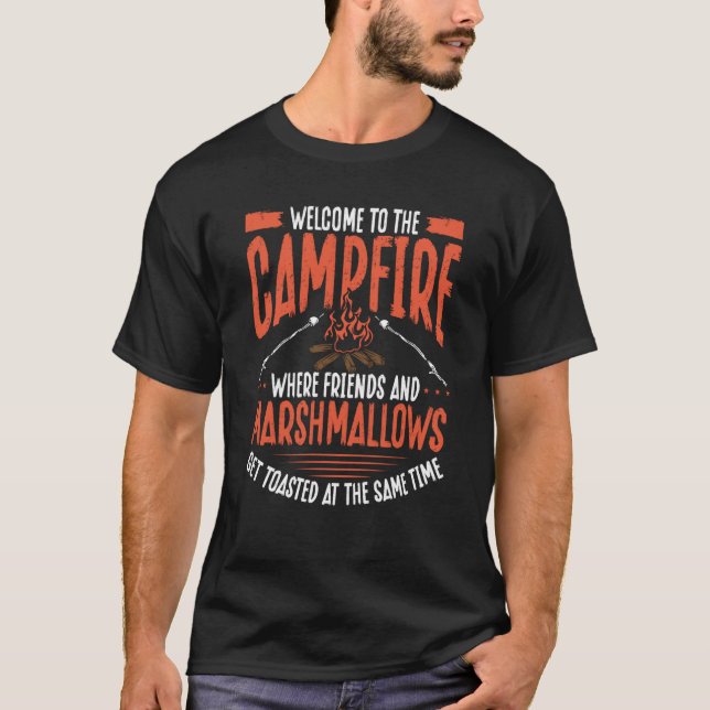 Camiseta Welcome To The Campfire Where Friends And Marshmal (Frente)