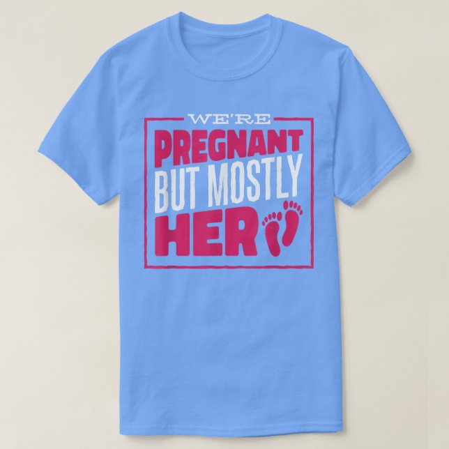 Camiseta We're Pregnant But Mostly Her, Couple Pregnancy An (Frente do Design)