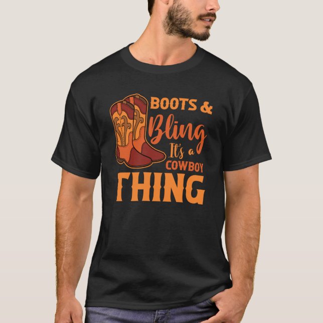 Camiseta Western Country Rodeo Boots and Bling É um Cowgi (Frente)