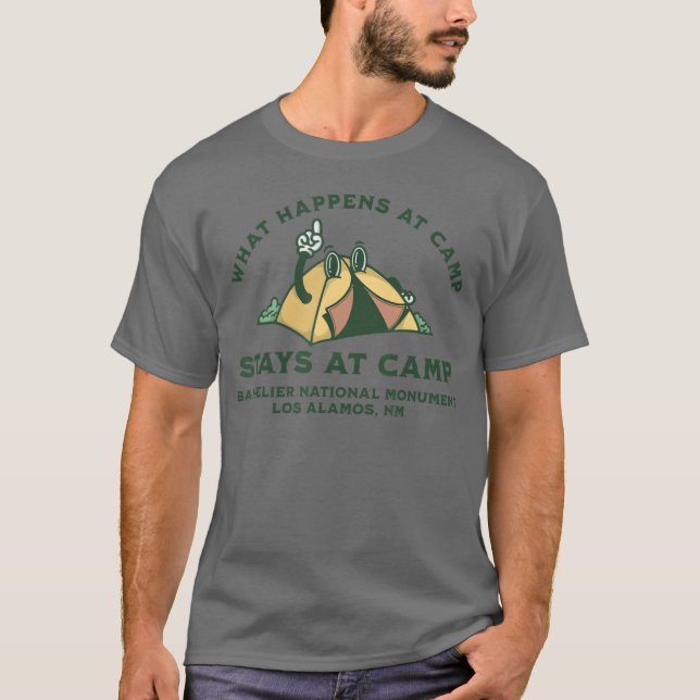 Camiseta What Happens At Camp Bandelier National Monument f (Frente)