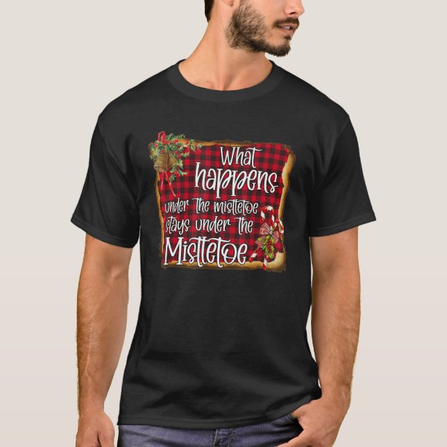Camiseta What Happens Under The Mistletoe Stays Under The M (Frente)