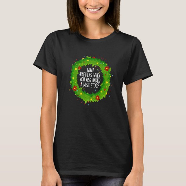 Camiseta What Happens When You Kiss Under A Mistletoe   (Frente)