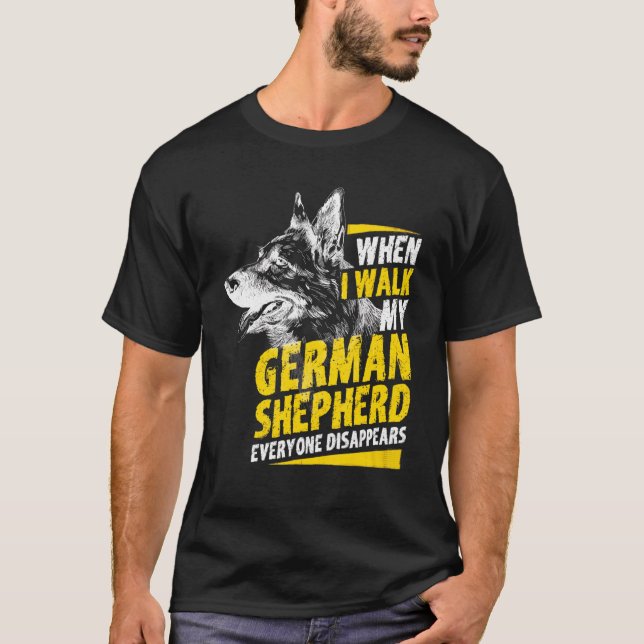 Camiseta When I Walk My German Shepherd Everyone Disappears (Frente)