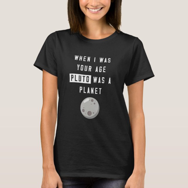 Camiseta When I Was Your Age Pluto Was Planet Humor (Frente)