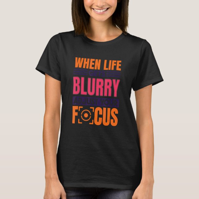 Camiseta When Life Gets Blurry Adjust Your Focus  Photograp (Frente)