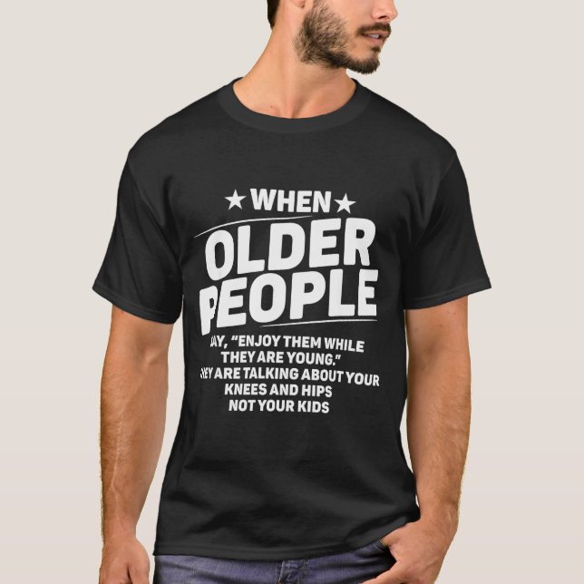 Camiseta When Older People Say Enjoy Them While They Are Yo (Frente)
