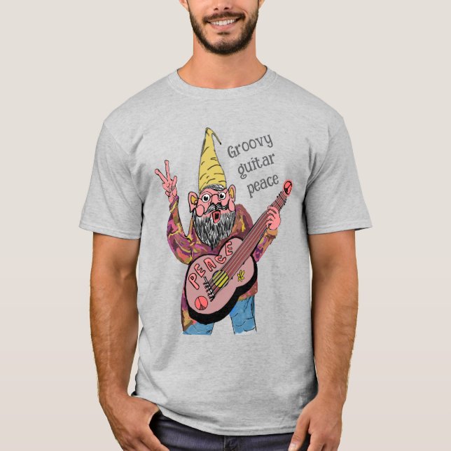 Camiseta Whimsical Gnome with Peace Guitar, Groovy 60s Vibe (Frente)