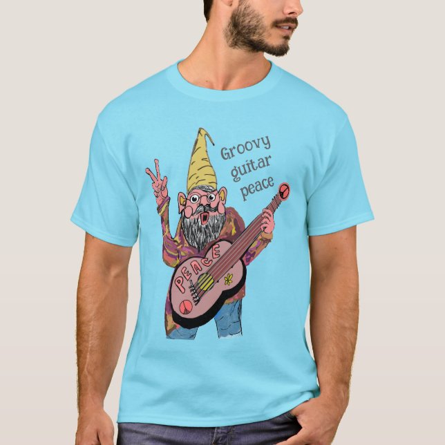 Camiseta Whimsical Gnome with Peace Guitar, Groovy 60s Vibe (Frente)