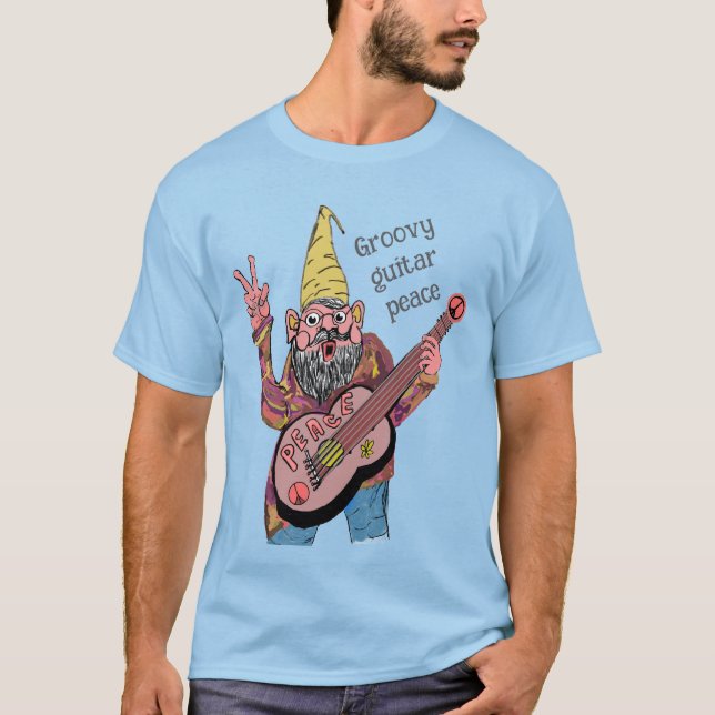 Camiseta Whimsical Gnome with Peace Guitar, Groovy 60s Vibe (Frente)