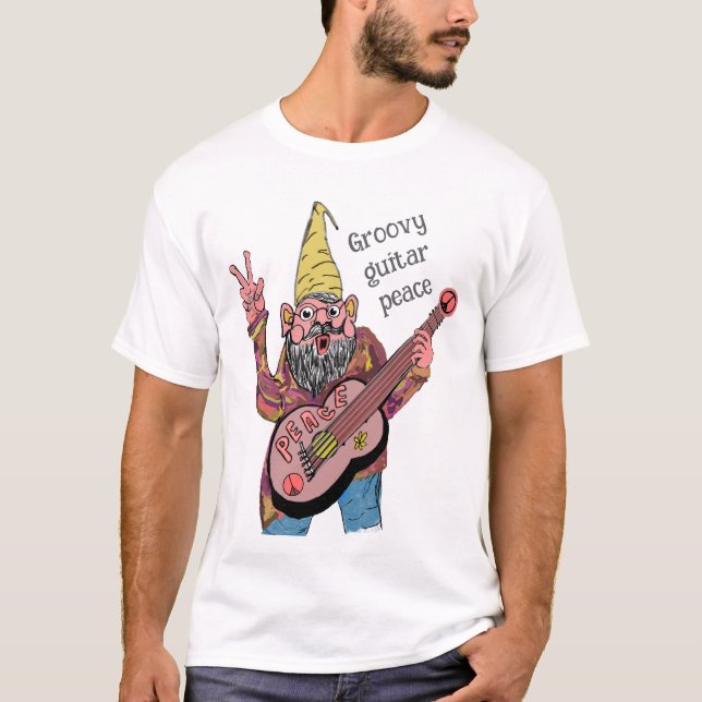 Camiseta Whimsical Gnome with Peace Guitar, Groovy 60s Vibe (Frente)