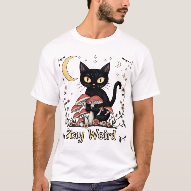 Camiseta Whimsical noir cat framed by red mushrooms and pal (Frente)