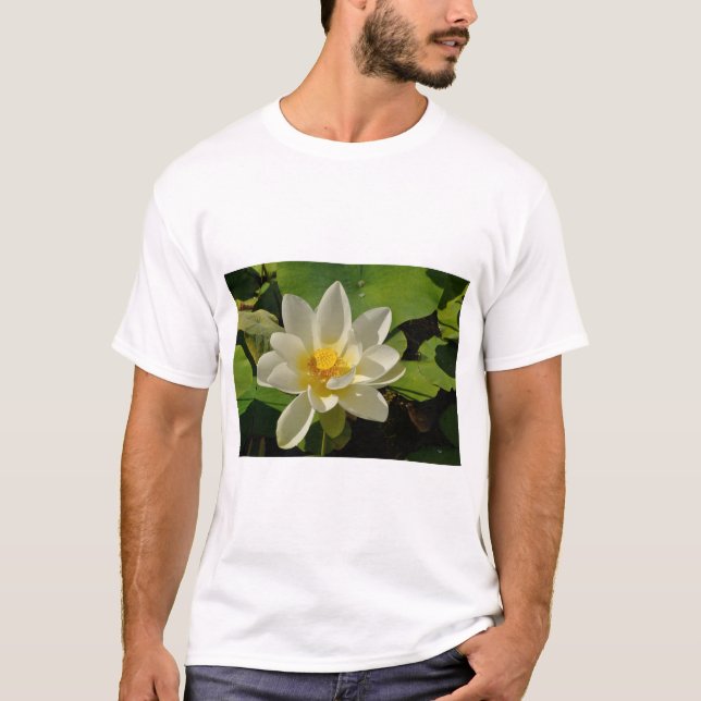 Camiseta White Lotus flowers in a pond (Frente)
