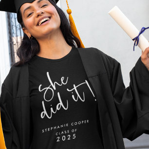 Camiseta White Script Ela Fez Isso Nomeando Graduação 202