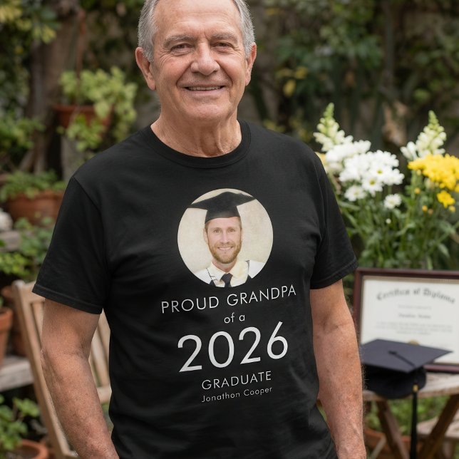 Camiseta White Text Photo Proud Grandpa of 2026 Graduate (Criador carregado)