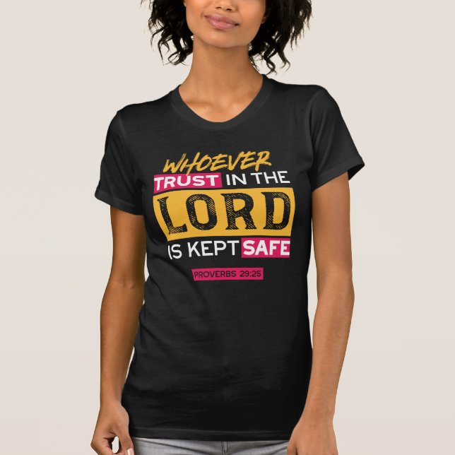 Camiseta Whoever Trusts in the Lord Is Kept Safe Quote (Frente)