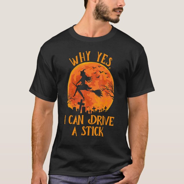 Camiseta Why Yes Actually I Can Drive a Stick  Halloween Wi (Frente)